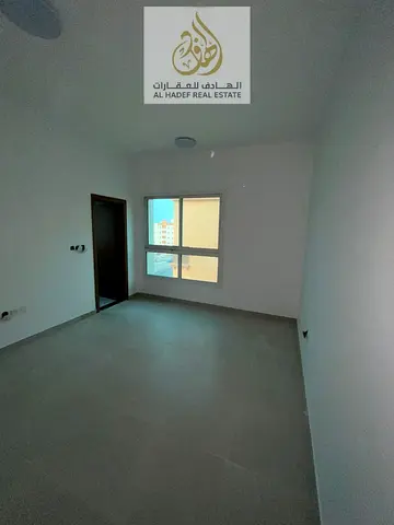 شقة للإيجار السنوي أول ساكن في بناية جديدة بتشطيبات حديثة وعالية الجودة، تتميز بمساحات واسعة وتصميم عملي مناسب للسكن العائلي المريح. الشقة توفر بيئة س