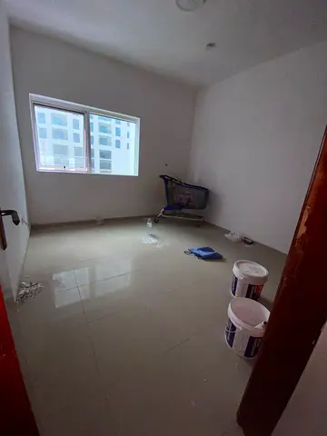 One bedroom apartment with living room, good view, spacious kitchen and built-in wardrobes. AC covered by landlord. Flexible payments available. Balco