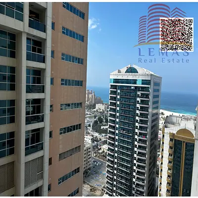 شقة مكونة من غرفتي نوم مع إطلالة جزئية على البحر ومطبخ مفتوح متاحة للإيجار.