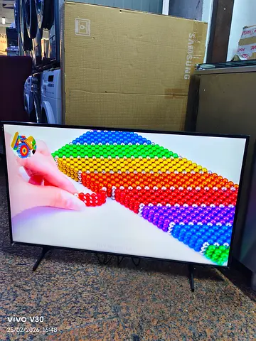 Samsung UHD BU8000 43-inch LED TV in Great Condition