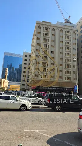 شركة الهادف للعقارات تقدم لكم فرصة استثمارية ذهبية في قلب منطقة المجاز بالشارقة مباشرة على شارع الخان الحيوي 🏢 بناية استثمارية متميزة للبيع بمساحة أ