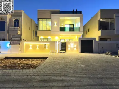Une villa moderne et très luxueuse, avec une façade entièrement en pierre et un intérieur très luxueux aux finitions haut de gamme.