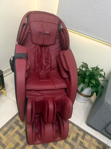 كرسي تدليك جلد ميلانو سيمارو الجديد تماما، قطعة معاصرة مصممة للاسترخاء بالكامل للجسم. إنه نموذج شائ
