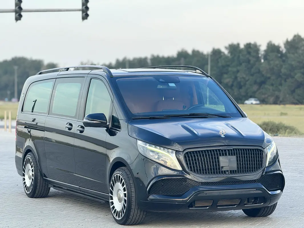 Mercedes-Benz V-Class 2023 — photo 1 of 16