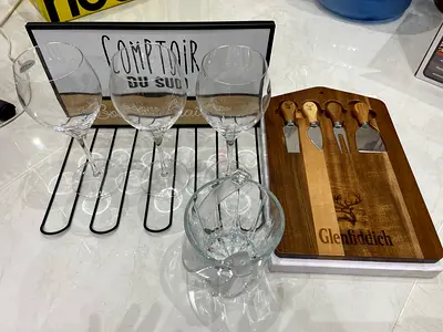 A gift set for wine and spirits lovers. It includes: Glenfiddich engraved cheese set: A wooden board