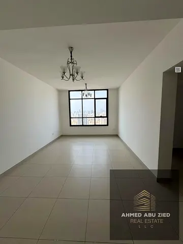 شقة غرفتين وصالة 2 حمام، إطلالة زجاجية، تشطيب فندقي عالي الجودة، ديكور عصري، موقف مجاني، صيانة مستمرة، أمن 24 ساعة، قرب أسواق الإمارات والشارقة ودبي.