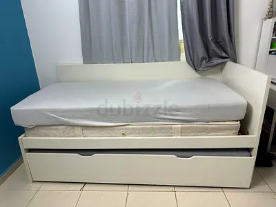 White Daybed with Pull-out Trundle
