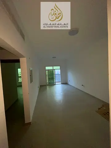 رصة مميزة للسكن في شقة جديدة بالكامل أول ساكن داخل بناية حديثة بتشطيبات راقية وتصميم عملي يوفر الراحة والهدوء للعائلات والأفراد. تقع الشقة في موقع است