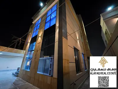 فيلا فاخرة للبيع في الزاهية بعجمان بمساحات واسعة وتصميم عصري وتشطيب راقٍ تشمل خمس غرف نوم ماستر، مجلسان فسيحان، صالة عائلية واسعة، مطبخ مقسم إلى جزئين