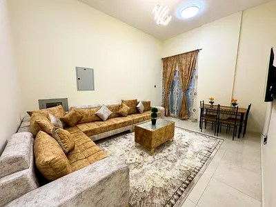 🔥 فخامة شارع الكويت 🔥 غرفة وصالة (2 حمام + بلكونة) | مقابل السفير مول | فرش جديد بالكامل | شامل الفواتير والإنترنت