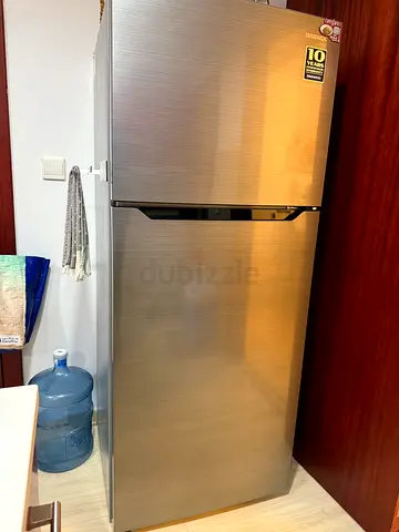 Spacious Daewoo Refrigerator with Clear Shelves