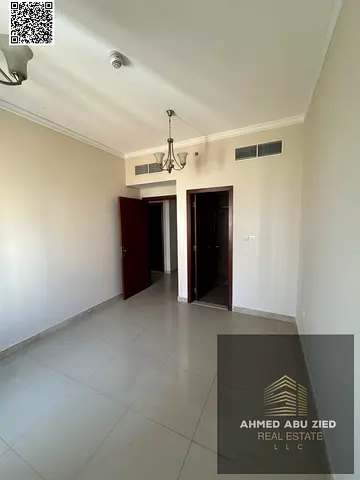 اشيك واجمل شقة مع شهر مجاني تتكون من ثلاث غرف نوم _صالة واسعة _مطبخ كبير _5 حمام _مع تكييف مركزي _مع غاز مركزي_باركينج مجاني  _مع غرفة غسيل وخادمة