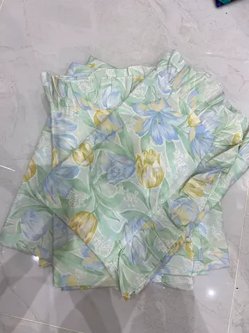 Satin bedding set: 2 decorative pillowcases, a fitted sheet, and a ruffled duvet cover. The fabric f