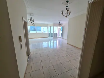 شقة ثلاث غرف وصالة للإيجار – المجاز 2 | الشارقة – تكيف مجاني