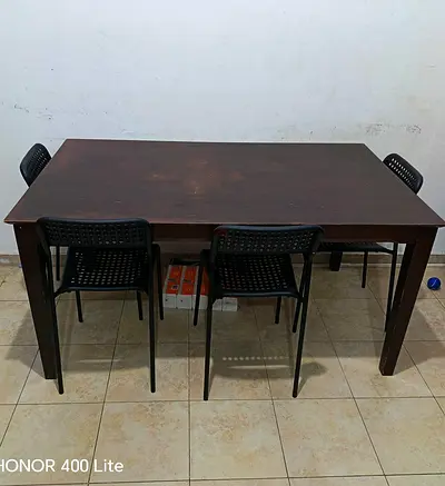 Dining table with 4 chairs in good condition