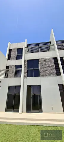 صف واحد | إطلالة على الصحراء | 5 غرف نوم + غرفة خادمة، غرفة معيشة كبيرة، مطبخ قريب، بالقرب من المسبح والحديقة وبالقرب من المدخل الرئيسي.