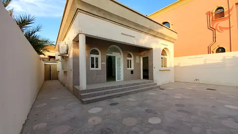 فيلا مميزة بغرفتين وصالة في منطقة الرمس – شامل الكهرباء والمياه + غرفه خادمه