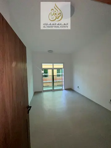 غرفه وصاله واتنين حمام اول ساكن تكييف مركزي مساحات وتشطيبات واطلاله ممتازه جدا قريبه لمخرج دبي والشارقه