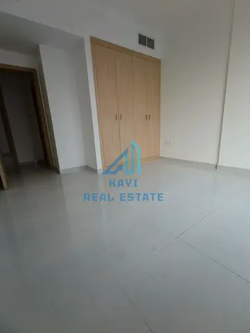 شقة عصرية بثلاث غرف نوم وصالة في قلب مدينة تلال