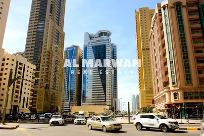 شهر مجاني-أربع غرف نوم وصاله  -مساحه كبيره -من المالك مباشرة -بدون عمولة- موقف سياره - موقع مميز-تكييف مجانى