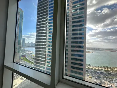 شقة فاخرة 4 غرف وصالة بإطلالة بحرية | تكييف مجاني | كورنيش الخان