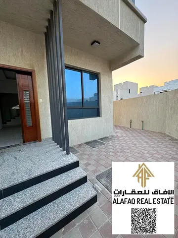 فيلا فاخرة للبيع في منطقة الزاهية بعجمان بمساحات واسعة وتصميم عصري راقٍ تشمل خمس غرف نوم ماستر، مجلس فاخر، صالة عائلية مشرقة، غرفة خادمة مستقلة، مع تك
