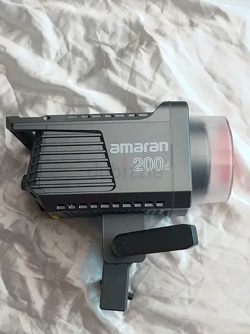 Aputure amaran 200d studio light