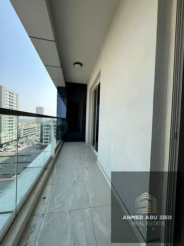 شقة واسعة بتصميم عملي وموقع مميز قريب من جميع الخدمات، مناسبة للعائلات الباحثة عن الراحة والمساحة الجيدة.