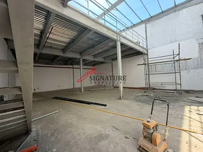 مستودع جديد تمامًا بمساحة 3833 قدمًا مربعًا مع طابق ميزانين للإيجار، كهرباء 3 مراحل 25 كيلو فولت أمبير في منطقة الجرف الصناعية 1، عجمان