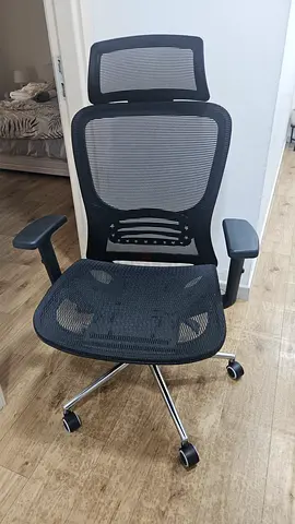 BLACK OFFICE CHAIR IN EXCELLENT CONDITION (Like New), Less used