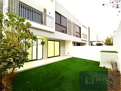 تاون هاوس جميل مكون من 4 غرف نوم + غرفة خادمة، غرفة معيشة واسعة، بالقرب من المسبح والحديقة