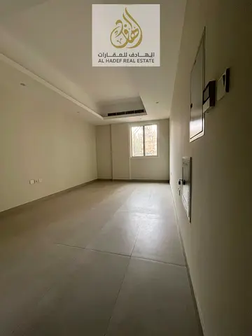 غرفه وصاله مع اتنين حمام غرفه نوم ماستر اول ساكن مساحات كبيره وديكورات ممتازه وتكييف مركزي واطلاله مفتوحه