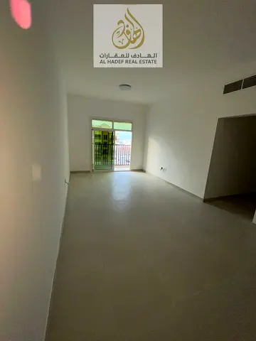 🏡 شقة للإيجار – أول ساكن في بناية جديدة  فرصة مميزة للسكن في بناية جديدة بالكامل بتشطيبات حديثة ومواصفات عالية، تقع في موقع مميز على الشارع الرئيسي ف