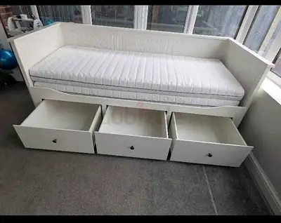 Modern Daybed with 3 large storage drawers. Strong wooden frame and soft mattress for extra comfort