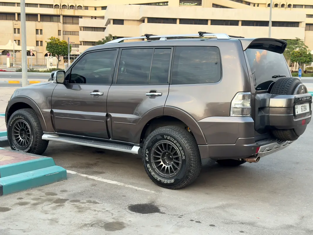 Mitsubishi Pajero 2010 — photo 1 of 10