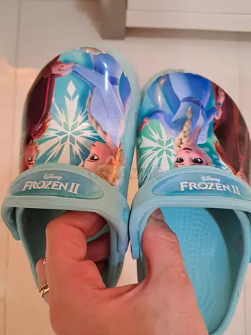 Crocs for girl, 5 to 7 yo, size 10 , frozen