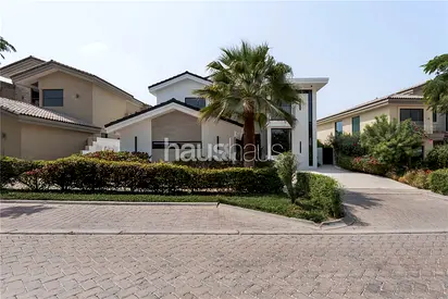 A Standout Modern Lakefront Residence