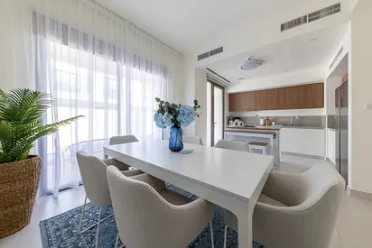 Vacant |Furnished | Next to facilities