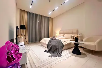 Trillionaire's choice: Elegant Business Bay Studio with Private Jacuzzi & Zero Commission