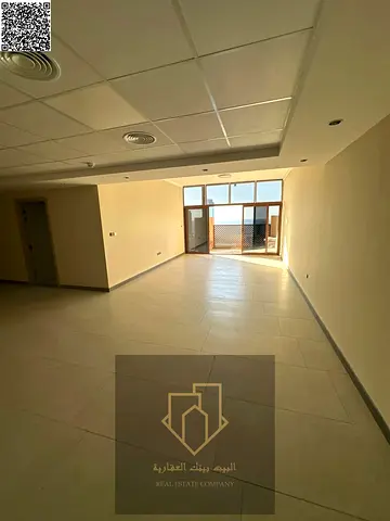 ثلاث غرف مساحة كبيرة جدا وممتازة مع غاز مركزي مجاني وتكييف مجاني وباركن مجاني 4 حمام مع غرفة خادمة وغرفة غسيل 3 بلكونة
