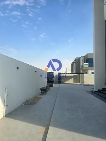 للبيع فيلا بموقع مميز جداً بالقرب من جسر الحوشي في ضاحية البديع – الشارقة، بتشطيب راقٍ جداً،