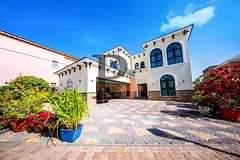 Upgraded Spacious Villa | Golf community | Lake | Pool &amp; Landscaped