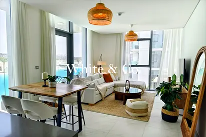 Furnished corner unit | Vacant | Exclusive