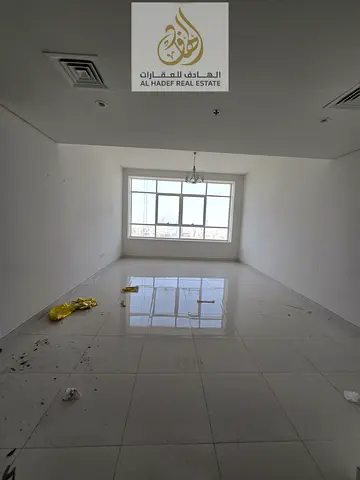 للإيجــــــــــــار السنوي في عجمان  📍 الموقع: الراشدية 3 – على شارع الشيخ خليفة مباشرة بجوار جراند مول وقريب جدًا من كورنيش عجمان 🌊  ✨ تفاصيل الشقة