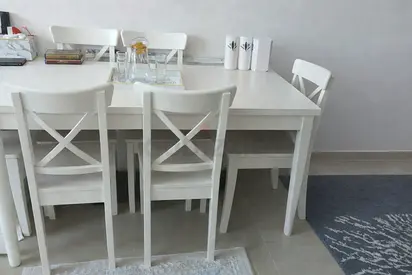 طاوله طعام بخمسه كراسي بيضاء تماما