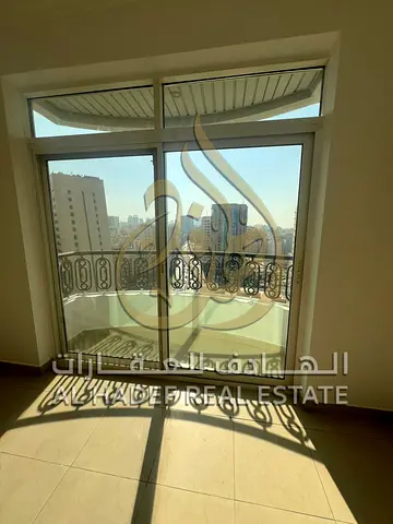 شقة غرفة وصالة مع بلكونة وتشطيب فاخر في الرولة – حمامين وخزائن حائط، تصميم عصري وموقع مميز قريب من الأسواق وجميع الخدمات