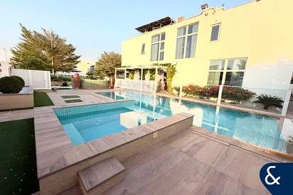 PRIVATE SWIMMING POOL | HUGE PLOT | 6 BED V2