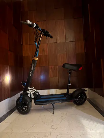 سكوتر كهربائي نظيف وقوي