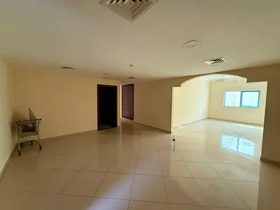أفخم شقة بغرفتين نوم وصالة كبيرة مع بلكونة وخزائن بالحائط باركن مجانا مساحة كبيرة في المجاز 3