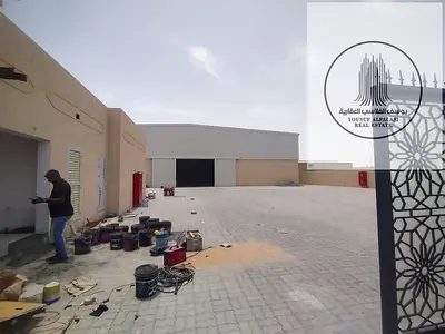 For rent a courtyard with a warehousean space 25,000 feet